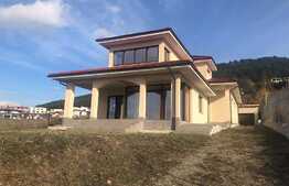 Casa individuala, 4 camere, 170 mp, teren de 1300 mp! Zona de case!