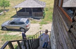 Proprietate deosebită: Casă cu 2 clădiri, foișor generos și teren de 3300mp