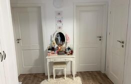 Apartament semidecomandat cu 3 camere, 60 mp, garaj, zona Porii