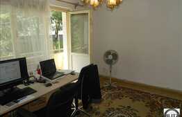 3 camere de vanzare 70 mp utili, etaj intermediar. Boxa la subsol inclusa!