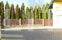 Casa cu 10 camere, suprafata utila este de  380 mp + teren 400 mp utili