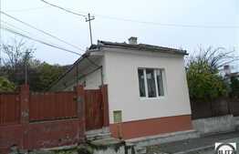 Casa de vanzare, 96 mp utili, cu teren 290 mp, front 12 ml, renovata in 2013