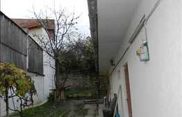 Casa de vanzare, 96 mp utili, cu teren 290 mp, front 12 ml, renovata in 2013