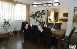 Vanzare casa cu 4 apartamente, 610 mp utili, teren 398 mp, recent renovata