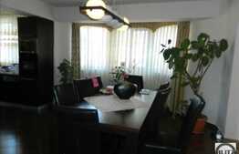 Vanzare casa cu 4 apartamente, 610 mp utili, teren 398 mp, recent renovata