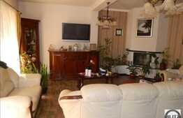 Vanzare casa cu 4 apartamente, 610 mp utili, teren 398 mp, recent renovata