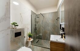 Apartament cu doua camere semidecomandat, zona centrala cu parcare proprie.