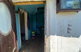 Teren ingradit si casa la rosu