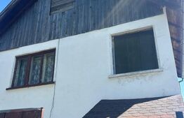 Teren ingradit si casa la rosu