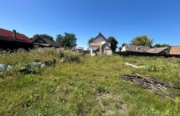 Teren ingradit si casa la rosu