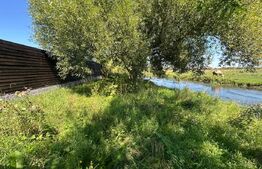 Teren ingradit si casa la rosu