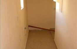 Un spatiu potrivit pentru sediu de firma. Pret bun !