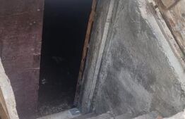 Casa cu 2 camere curte si gradina