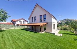 Casa, 242 mp utili, teren 605 mp, garaj, cu priveliste, in Salicea