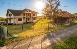 Casa 300mp, teren 1900 mp intravilan, 6 dormitoare, 2 garaje, Livada