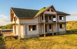Casa 300mp, teren 1900 mp intravilan, 6 dormitoare, 2 garaje, Livada
