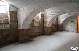 Demisol, 90 mp, zona centrala!