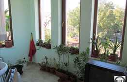 Spatiu de birouri, 90 mp utili, cu vad pietonal si vizibilitate buna din strada