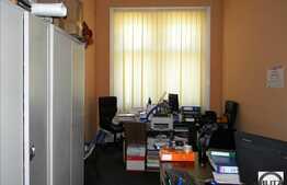 In centrul orasului suprafata generoasa la spatiu pentru birouri.