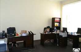 In centrul orasului suprafata generoasa la spatiu pentru birouri.