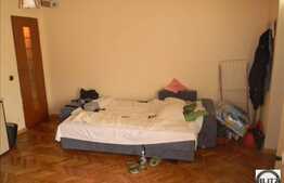 De vanzare 1 camera, 25 mp utili, zona Spitalul Stanca. Boxa si loc de parcare!