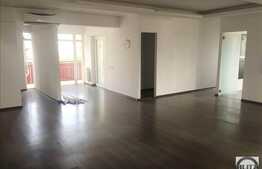 Spatiu format din incaperi plus open space