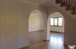 Casa pentru birouri, 240 mp, 10 parcari, la 2 minute de statia de autobuz