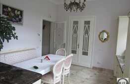 Casa interbelica, 270 mp utili, zona linistita de case!