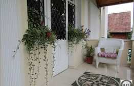 Casa interbelica, 270 mp utili, zona linistita de case!