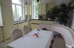 Casa interbelica, 270 mp utili, zona linistita de case!