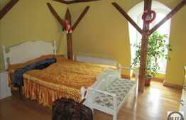 Casa interbelica, 270 mp utili, zona linistita de case!