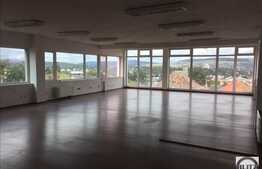 Spatiu de birouri open space, cu panorama.