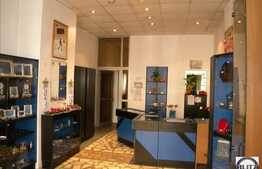 Spatiu comercial situat in zona centrala, trafic intens auto si pietonal !