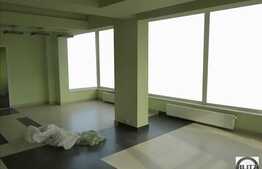 Spatiu comercial 100 mp, zona Grand Hotel Italia. Acces direct din strada!