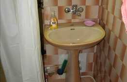 Apartament cu 3 camere, decomandat, zona piata Cipariu