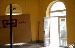 Spatiu comercial la Intersectie !! Pentru Fast Food , Sala De Jocuri, Cafenea !