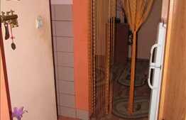 Apartament 3 camere de vanzare, 48 mp utili, zona Ciucas, cu boxa la subsol