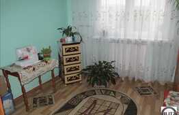 Apartament 3 camere de vanzare, 48 mp utili, zona Ciucas, cu boxa la subsol