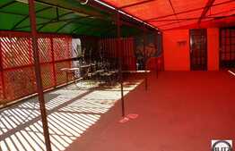 150 mp spatiu comercial situat in casa. Terasa de 200 mp !