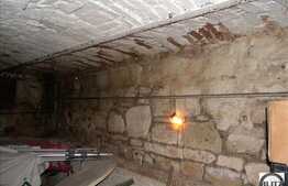 Spatiu comercial pentru actvitate de tip PUB. Necesita Renovare !