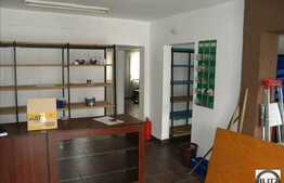 Spatiu comercial situat la parterul unui bloc. Pretabil magazin, cabinete, salon