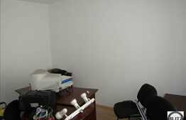 Spatiu comercial situat la parterul unui bloc. Pretabil magazin, cabinete, salon