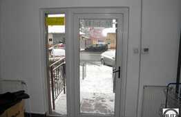 Spatiu comercial situat la parterul unui bloc. Pretabil magazin, cabinete, salon