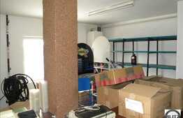 Spatiu comercial situat la parterul unui bloc. Pretabil magazin, cabinete, salon