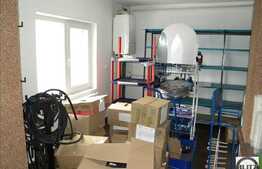 Spatiu comercial situat la parterul unui bloc. Pretabil magazin, cabinete, salon