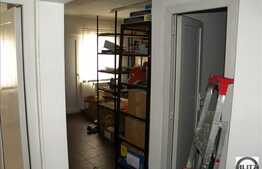 Spatiu comercial situat la parterul unui bloc. Pretabil magazin, cabinete, salon