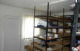 Spatiu comercial situat la parterul unui bloc. Pretabil magazin, cabinete, salon