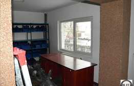 Spatiu comercial situat la parterul unui bloc. Pretabil magazin, cabinete, salon