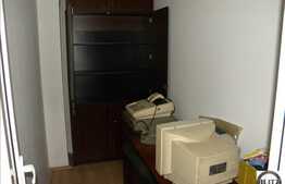 Spatiu comercial situat la parterul unui bloc. Pretabil magazin, cabinete, salon