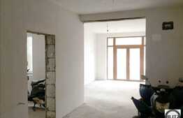 65 mp cu vitrina la strada, in zona Sigma Center